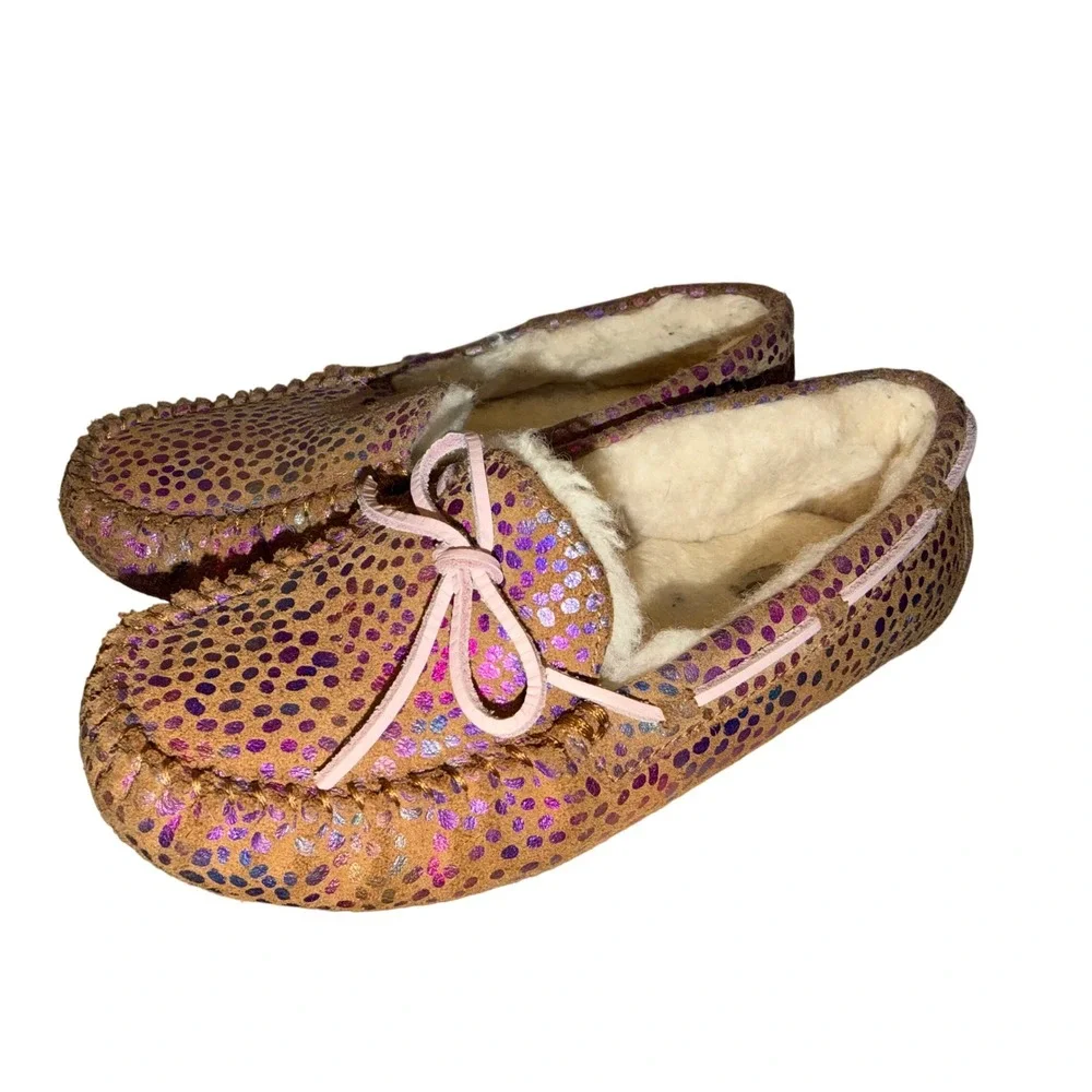 UGG Kids' Dakota Spots moccasin slippers with a metallic‎ rainbow spot size 3